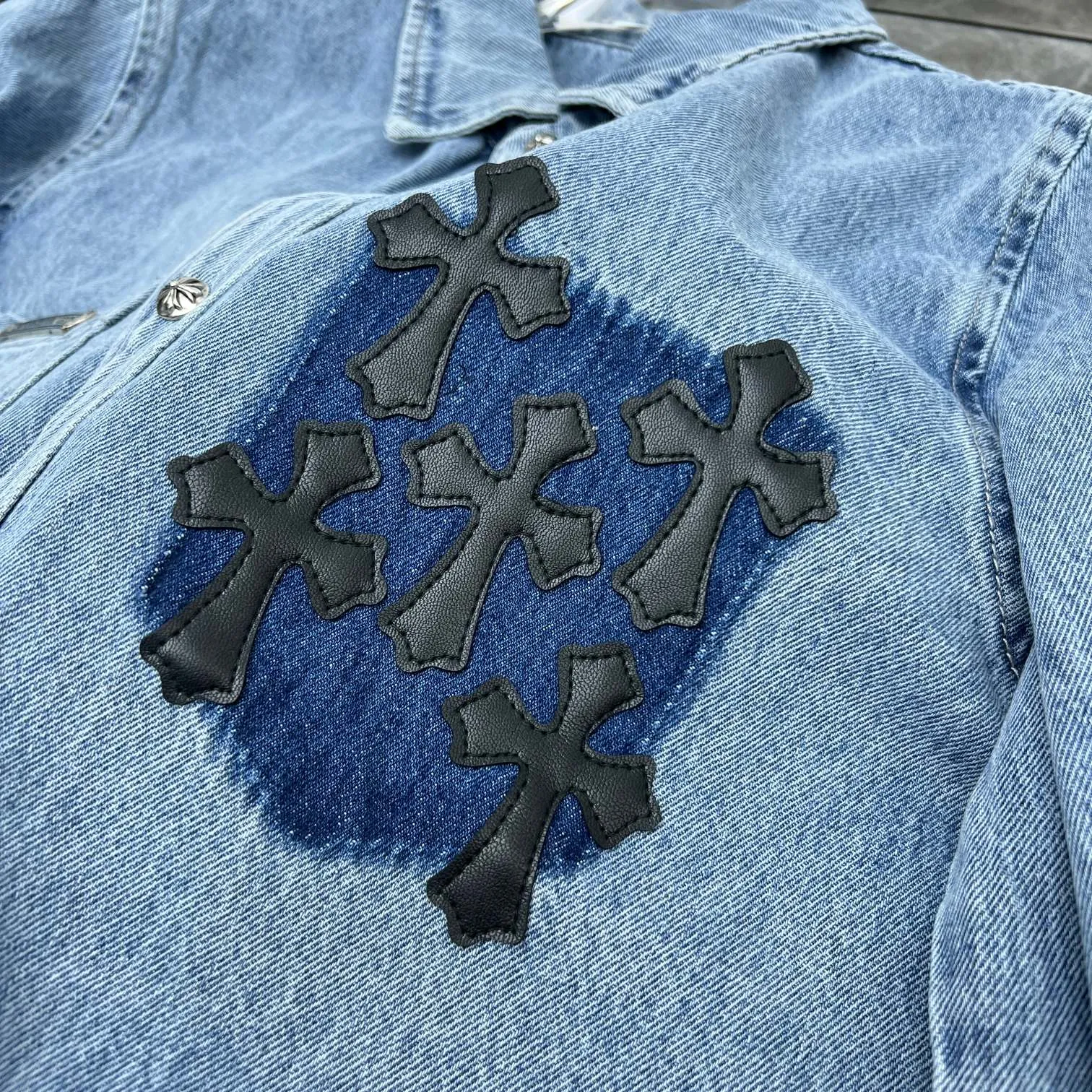 P256 Chrome Hearts🍁shirt series🍁1000-year-old classic patchwork embroidered leather denim, exclusive custom weaving and dyeing, 100% pure cotton high weight denim fabric, high-tech washing! Heavy enzyme stone rinse! Original hardware mold opening! ⭐Special version of the original version ⭐Patchwork leather craftsmanship Can be worn with denim in all seasons 🌈Recommended color: Custom washed denim blue 🌈Code number: S, M, L, XL